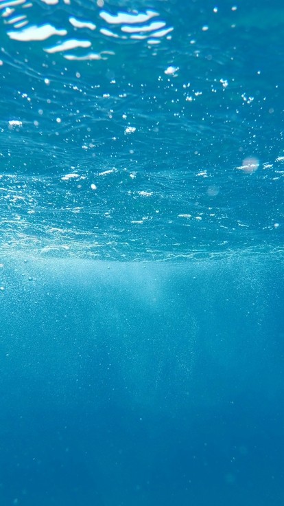 Blue under sea air bubbles